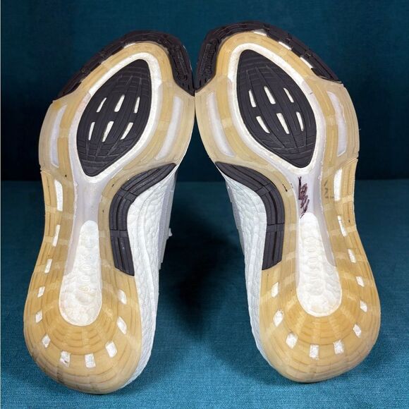 Size 7.5 - Women’s Adidas Ultraboost 22 Gray shoes - Picture 8 of 9